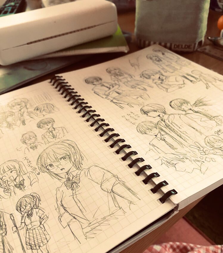 ちょっと高かったけど
新しいネタ帳!四角い枠があった方が
人物描く時にバランス取れやすいですね!
ほとんどルーズリーフかコピー用紙とか
スケブだったから・・・ 