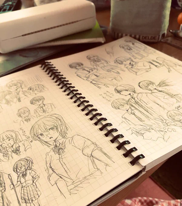 ちょっと高かったけど
新しいネタ帳!四角い枠があった方が
人物描く時にバランス取れやすいですね!
ほとんどルーズリーフかコピー用紙とか
スケブだったから・・・ 