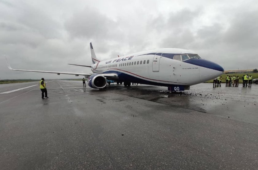 Meet Capt. Simisola the pilot who averted the near tragedy on Air Peace yesterday when her plane
Airpeace Boeing 737 landing gear collapses after dropping 30 ft and shortly before landing in Lagos.
A queen . I Stan