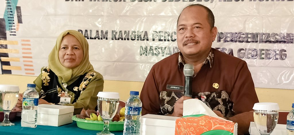 ESDMJateng's tweet photo. Silaturahmi dan #RembugDesa Ka @ESDMJateng bersama warga Desa Gedebeg Kec Ngawen @PemkabBlora dlm rgk mencari solusi untuk percepatan pengentasan kemiskinan (24/7) @ganjarpranowo @TajYasinMZ @Djoko_Arief
#JatengGayeng
#DesaBinaan https://t.co/pkZdg5xFl2
