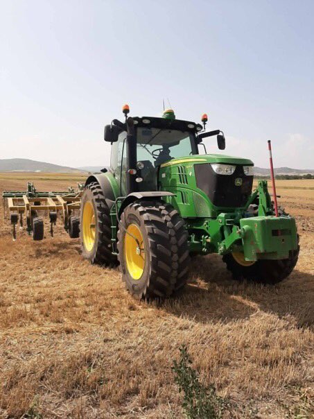 BNourissonpro's tweet photo. Les premiers @MichelinAgriFR Evobib montés avec un télégonflage PTG dans le Puy-de-Dôme sur ce @JohnDeere pour bien démarrer le déchaumage après la #moisson2019 ! Avec le suivi et les conseils de mise en œuvre de notre responsable local @laucanupro ! https://t.co/KnkjuLxjCy