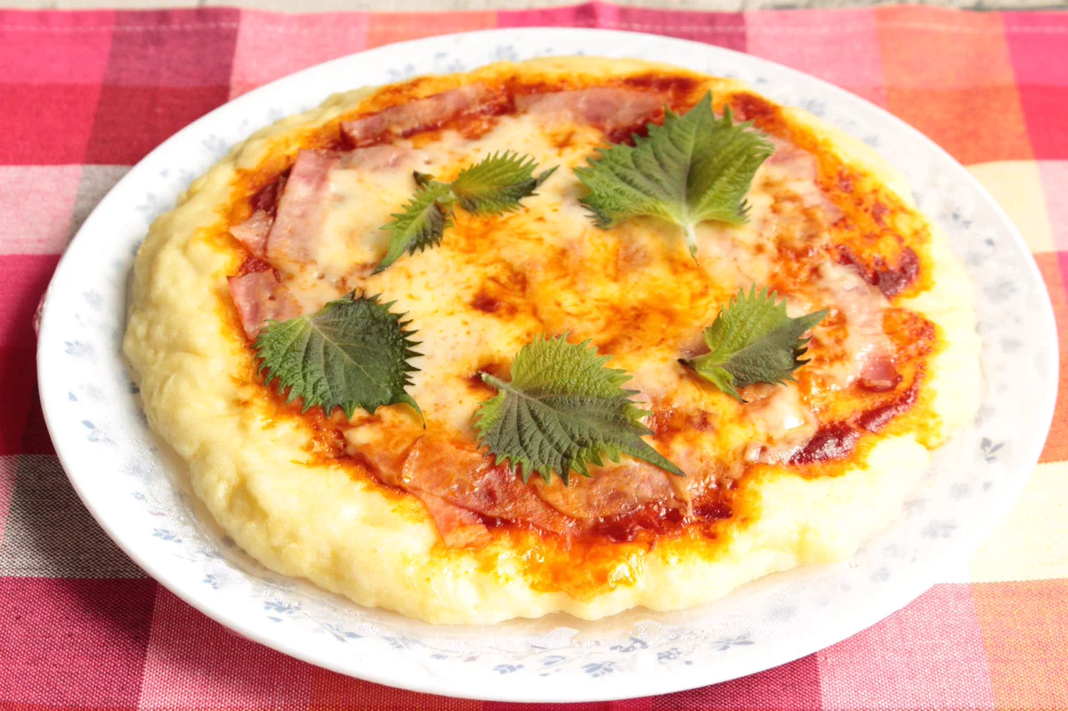 レンジで簡単！？絹豆腐とホットケーキミックスを混ぜて作るもちもちピザ！