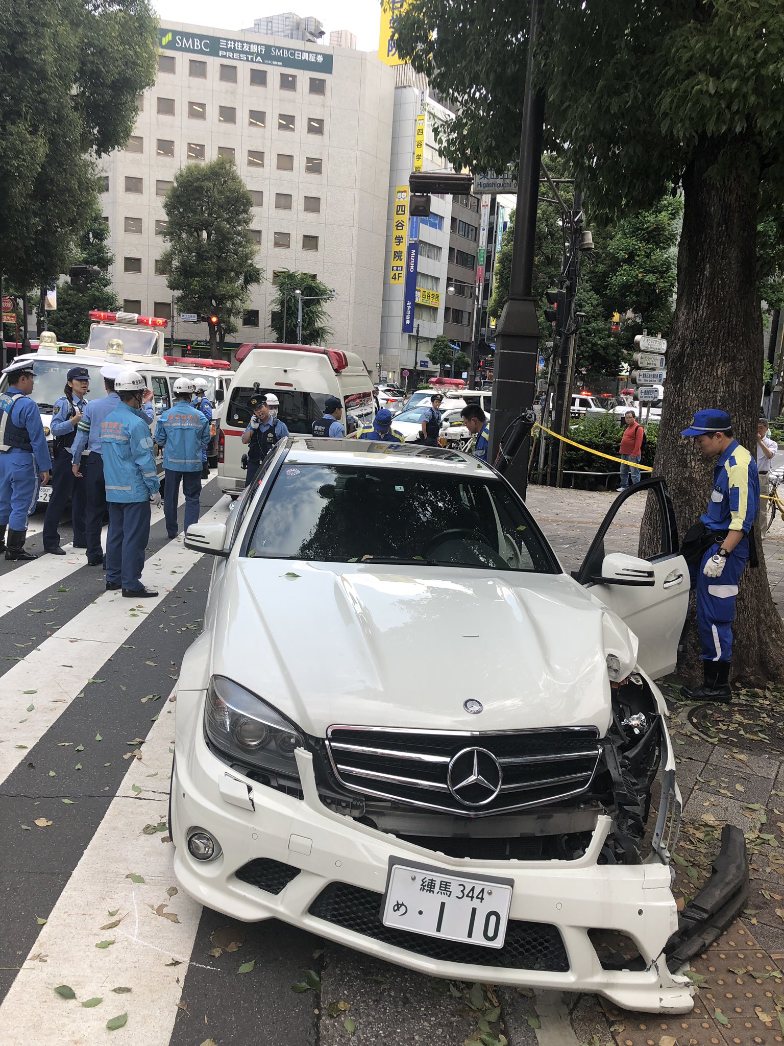 池袋で高齢者のベンツが歩道突っ込む事故の現場画像