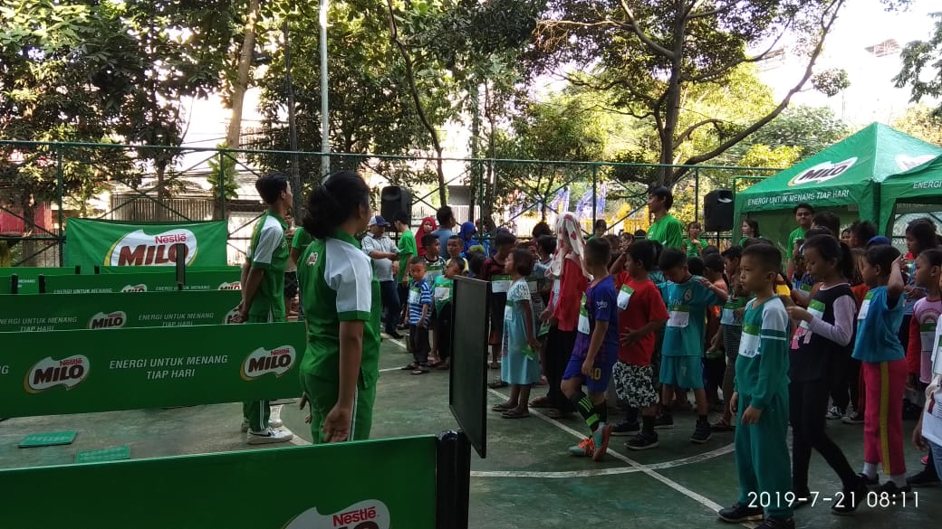 rptrakarangany2's tweet photo. Semangat Pagi, 
Kegiatan Minggu 21.07.2019 Tantangan juara Milo,
denga DIawali Giat senam bersama ade ade se kel, karanganyar dan  FUN_Games
dengan jumlah peserta 270 orang di area lapangan Futsal
@rptrakarangany2 
@Ermasuryani63 
@aniesbaswedan 
@kusumawati_tuty 
@sabes_JP https://t.co/qFSKxG0GjS