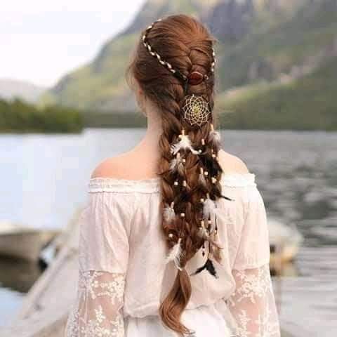 رغم إبتعادي عن مراسي تلاقيك 
تبقى على ضفة فؤادي سفينه 
أحيان أشوفك في في خيالي و أناجيك 
و أحيان فصل الشوق يمطر حنينه  .