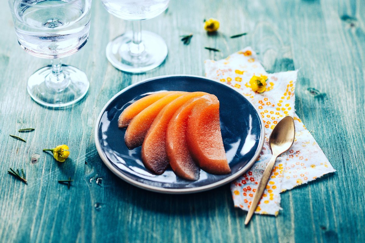 Nos aînés et les plus petits sont vulnérables aux risques de #déshydratation. Les équipes @Elior_France veillent :elles leur proposent de l’#eau régulièrement,et cuisinent des plats riches en #légumes,#fruits pour optimiser l'apport en eau et #selsminéraux.#canicule #prendresoin