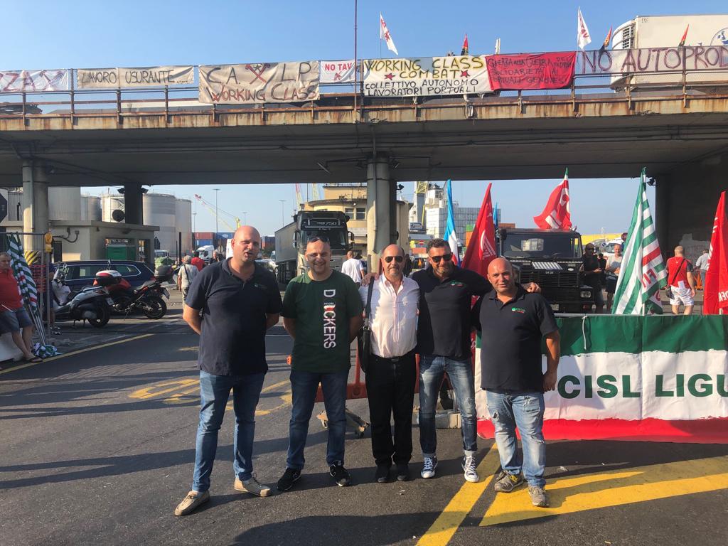 CislLiguria's tweet photo. #Sciopero generale dei #Trasporti, presìdi ai varchi portuali di #Genova. Alle 11 presidio davanti alla #prefettura #scioperoTrasporti #rimettiamoinmotoilpaese @FitCisl_Liguria @FitCisl https://t.co/UPDRLjXFaR