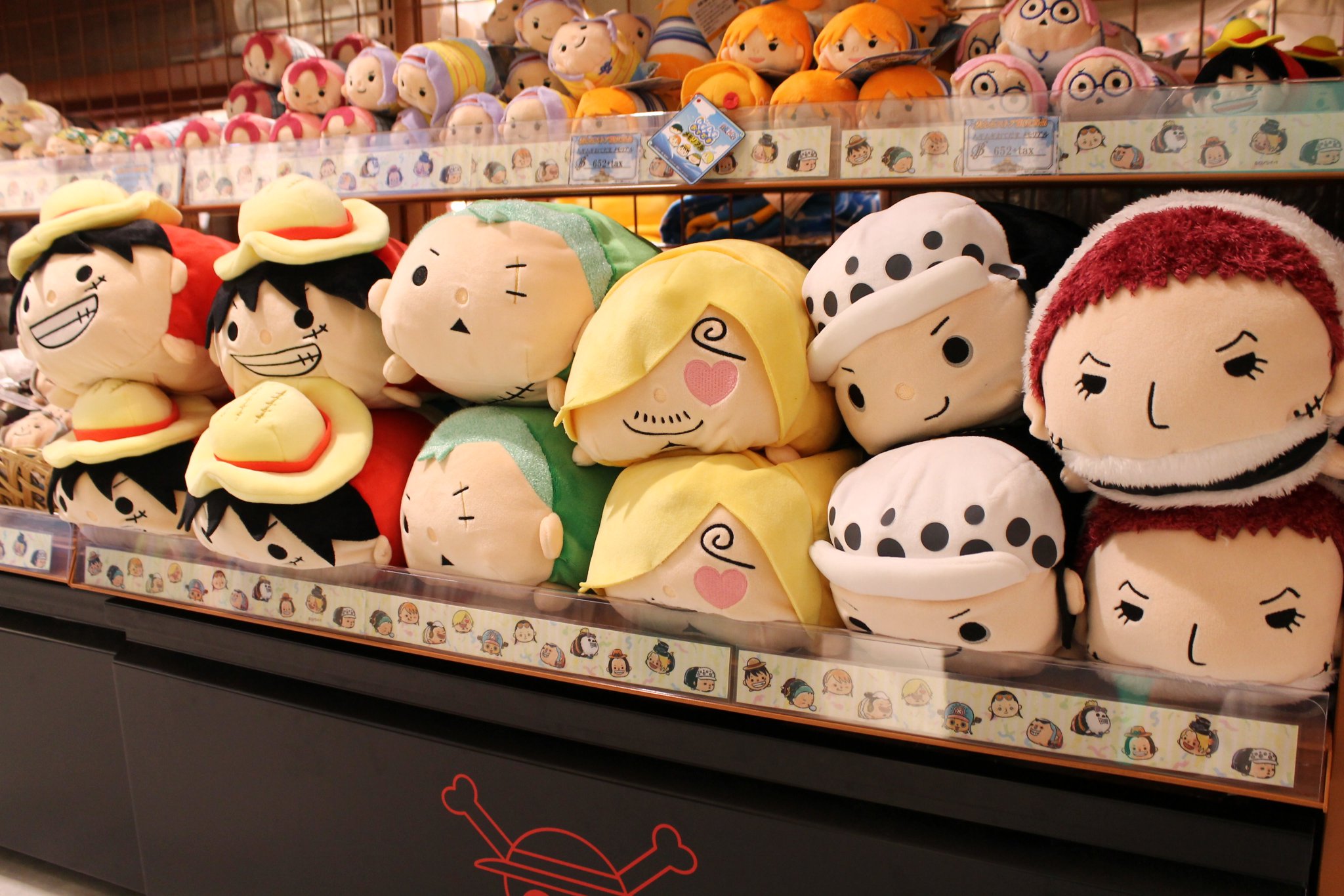 One Piece麦わらストア渋谷本店 再入荷 麦わらストア限定 ムギムギクッション ルフィ ゾロ サンジ ロー カタクリ 各1 800円 税 好評発売中 麦わらストア Onepiece