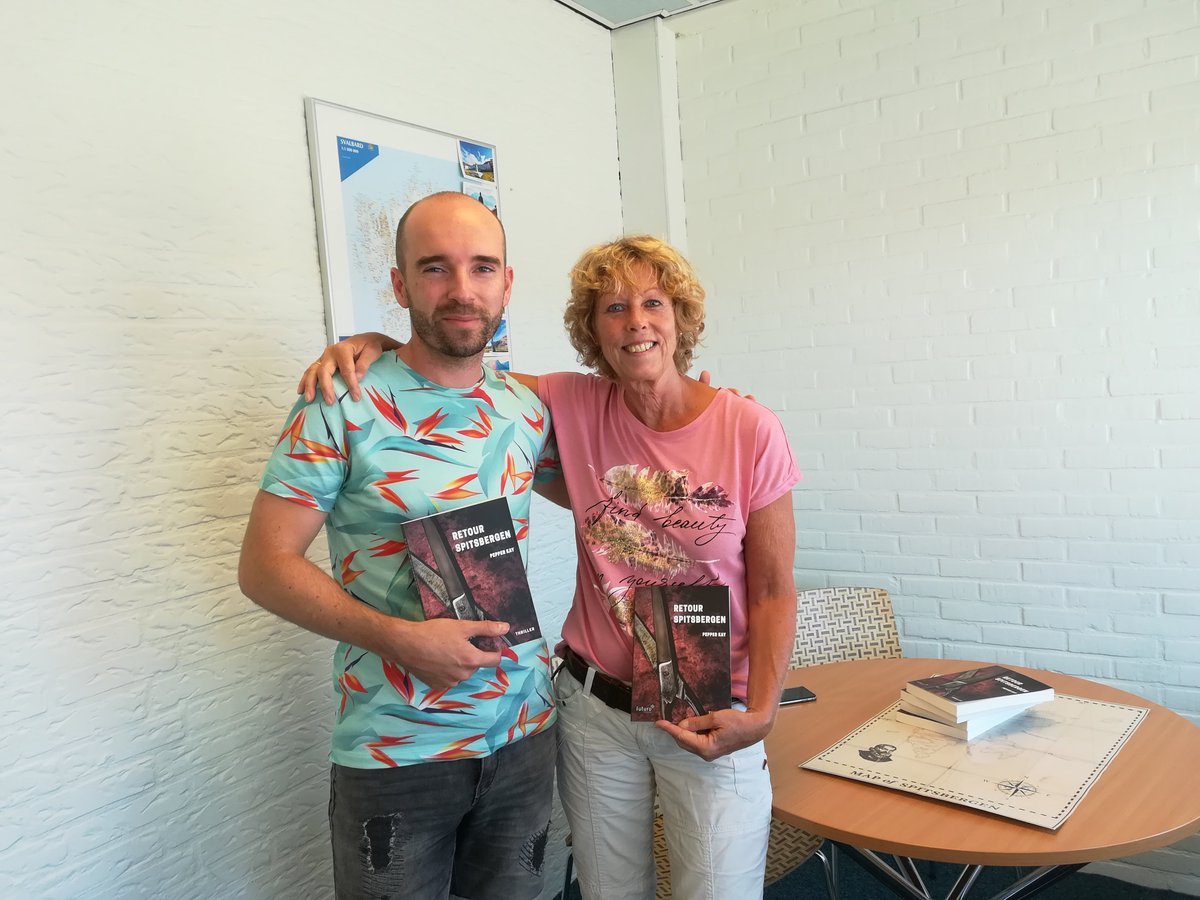 Leuke ontmoeting met @Bjornvanteefelen: boek nu een reis naar Spitsbergen bij zijn reisbureau (link: ontdekspitsbergen.nl) ontdekspitsbergen.nl en ontvang een gesigneerd exemplaar van mijn thriller #RetourSpitsbergen gratis.
#spitsbergen #svalbard #reizen