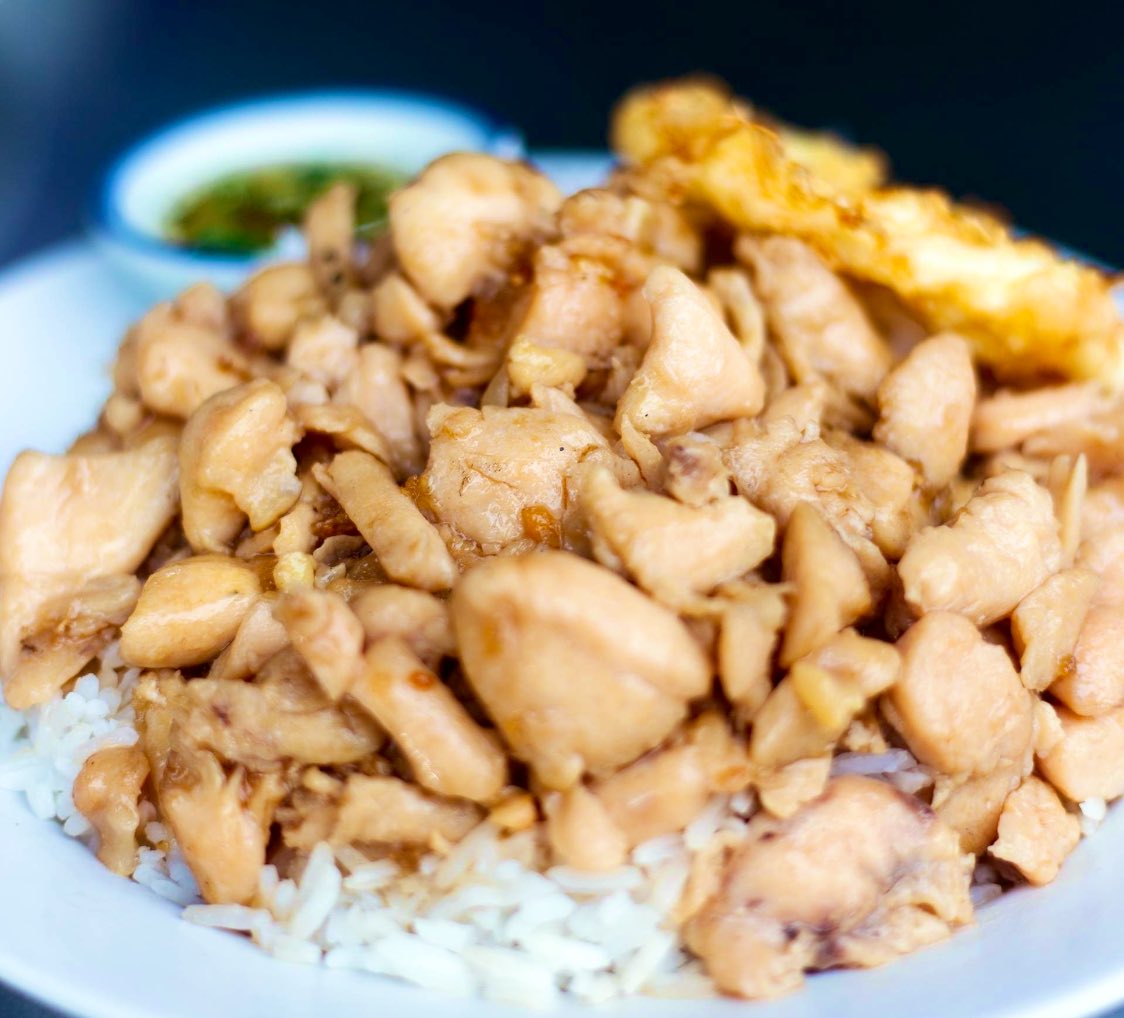 wongnai's tweet photo. ให้เยอะจนไม่อยากจะเชื่อว่า 40฿ อะ😳 ทั้งกะเพราไก่และไก่กระเทียม ราดข้าวมาแบบจุกๆ ปริมาณเยอะเกินราคา รสชาติกลางๆน่าจะถูกปากทุกคนน้าา😋 ไปพิสูจน์ความแน่นโลดดด
📍เสียวหลัง : ถ.จักรเพชร
📸เก็บตะวัน, giant shirota
#วงในพาแดก https://t.co/zrdYUaANEz
