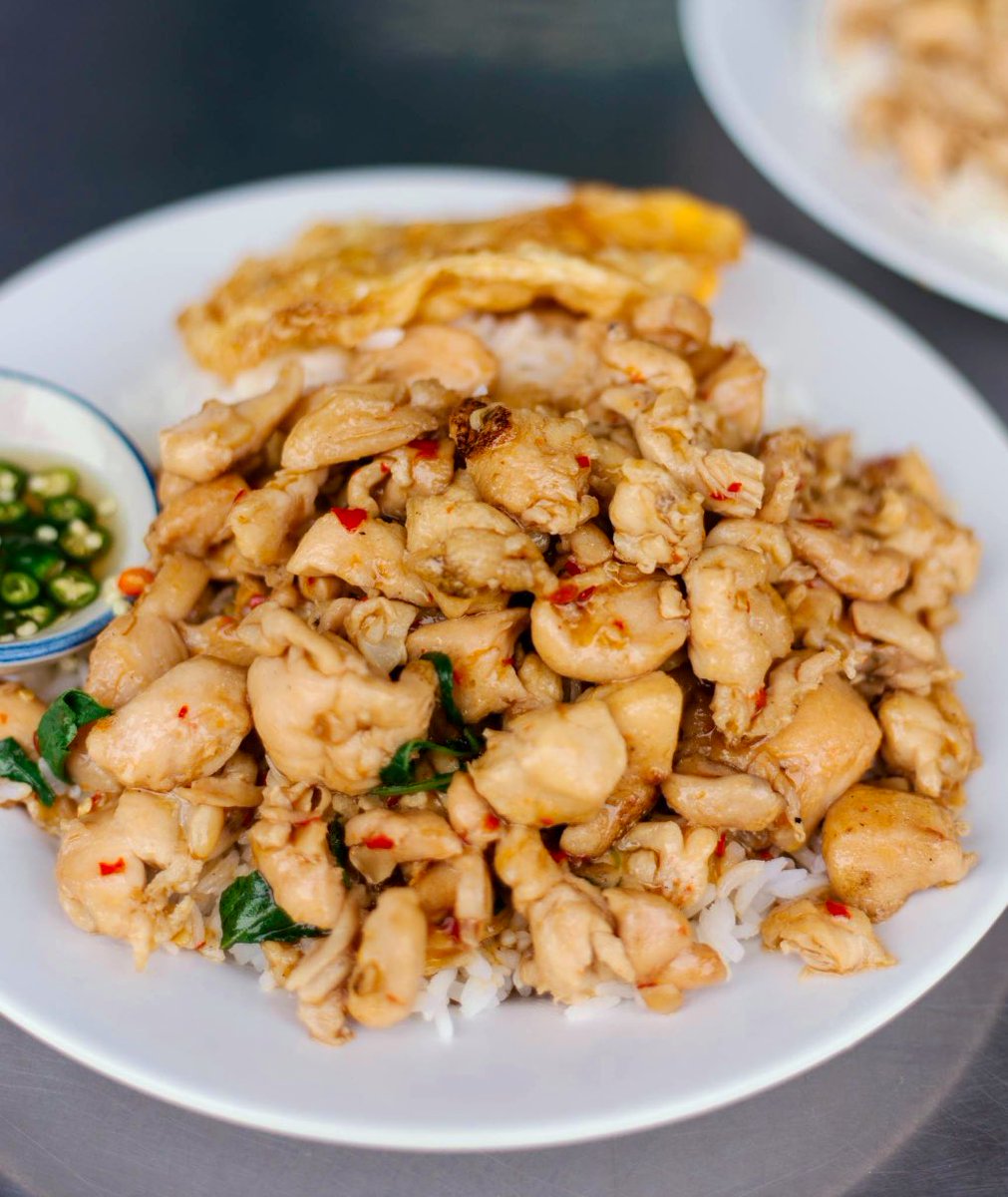 wongnai's tweet photo. ให้เยอะจนไม่อยากจะเชื่อว่า 40฿ อะ😳 ทั้งกะเพราไก่และไก่กระเทียม ราดข้าวมาแบบจุกๆ ปริมาณเยอะเกินราคา รสชาติกลางๆน่าจะถูกปากทุกคนน้าา😋 ไปพิสูจน์ความแน่นโลดดด
📍เสียวหลัง : ถ.จักรเพชร
📸เก็บตะวัน, giant shirota
#วงในพาแดก https://t.co/zrdYUaANEz