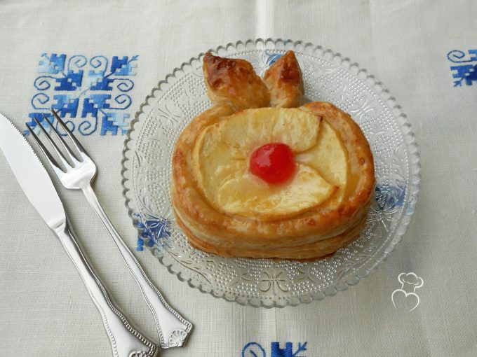 Buenos días.
Hoy os dejo uno de mis postres favoritos, para chuparse los dedos, #hojaldre, #cremapastelera  y #manzana.
miqueridacocinera.es/dulce/postres/…