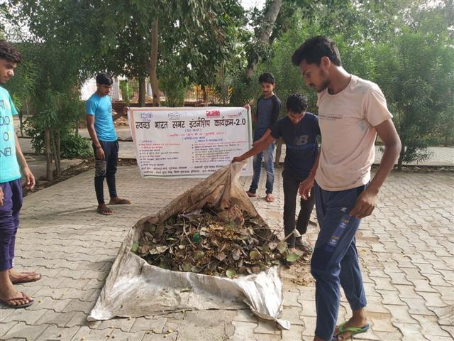 MYBharatHQ's tweet photo. Youth Volunteers of Nehru Yuva Kendra #NYKS Gurgaon, Haryana organized cleaning of streets and public places as part of Swachh Bharat Summer Internship (#SBSI2019). 

#MoYAS #MoDWS #swachhsummer #SwachhBharat #MoDWS #Youth #YuvaBharat https://t.co/m4XHapCe6M