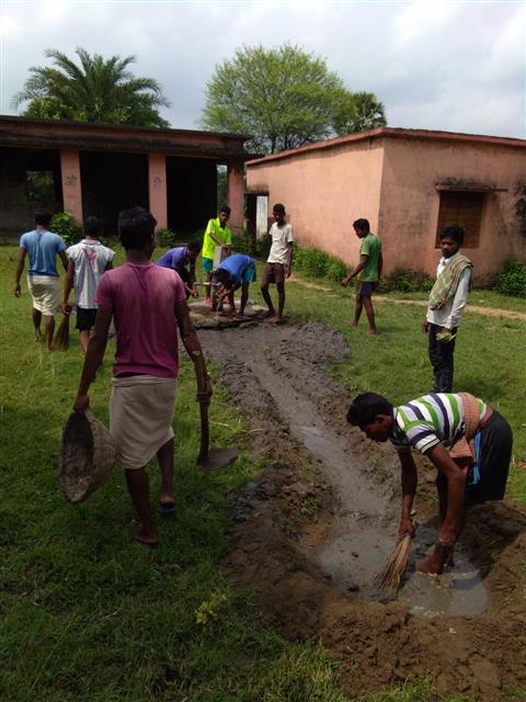MYBharatHQ's tweet photo. As part of Swachh Bharat Summer Internship (#SBSI2019), Youth Volunteers of Nehru Yuva Kendra #NYKS Pakaur, Jharkhand organized cleanliness drive in streets and public places. 
#swachhsummer #SwachhBharat #MoDWS #Youth #YuvaBharat https://t.co/KMx7mwULTy