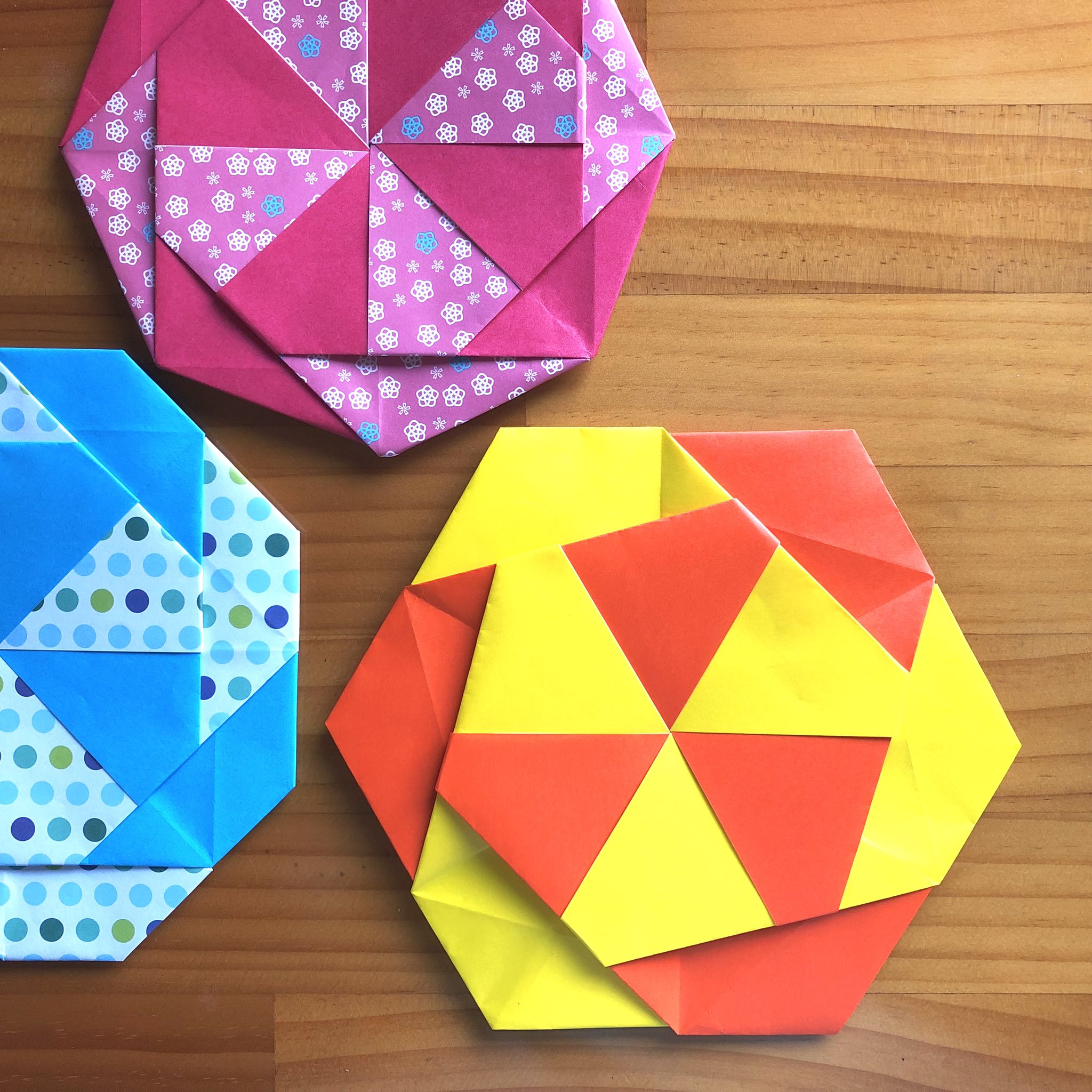 辻本京子 粘土 折り紙 ペーパークラフト Kokko Garden En Twitter 折り紙8枚で作る八角形 コースター 鍋敷き をアレンジして 6枚 六角形 で作ってみました 枚数少ないのに大きさ同じでお得 笑 折り紙 コースター 鍋敷き 裏側も同じデザイン T