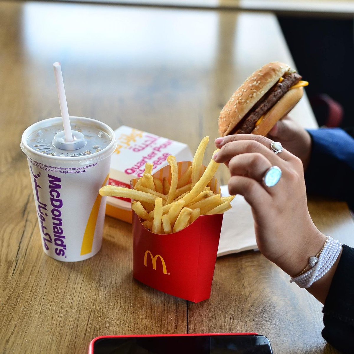 McDonaldsKSA's tweet photo. صنعت بشوفتك يومي انا ممنون
يامصدر فرحتي وغيرك ابد مايكون 🎶❤️ #ماكدونالدز https://t.co/JaAlsycN30