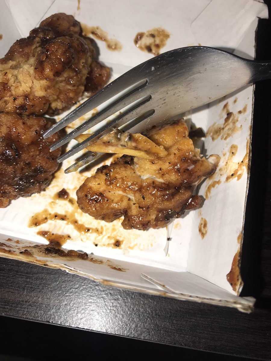 RaydellFlores's tweet photo. @BWWings first y’all take a hour to make my food then I choke on this. Also my wings are boneless. Just lost a weekly customer 🤙🏼 #bwwings #bwwhawaii https://t.co/RAfDSbJkHp