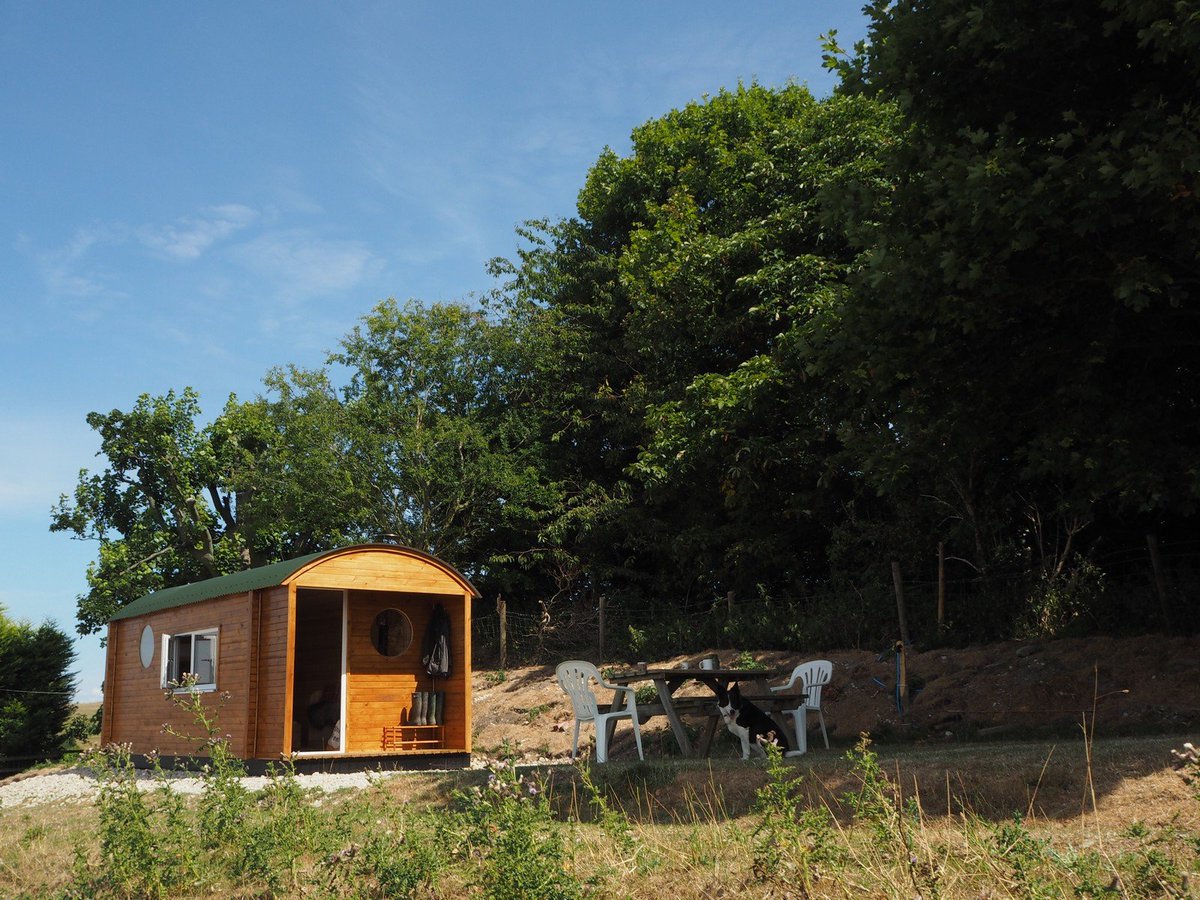 Glampsites's tweet photo. Go #glamping in North Yorkshire and enjoy the truly stunning views that this Shepherds Hut has to offer 😍😍 BOOK NOW from £67pn 👉 https://t.co/qMwicZrhFU https://t.co/Ui3B9tlKQJ