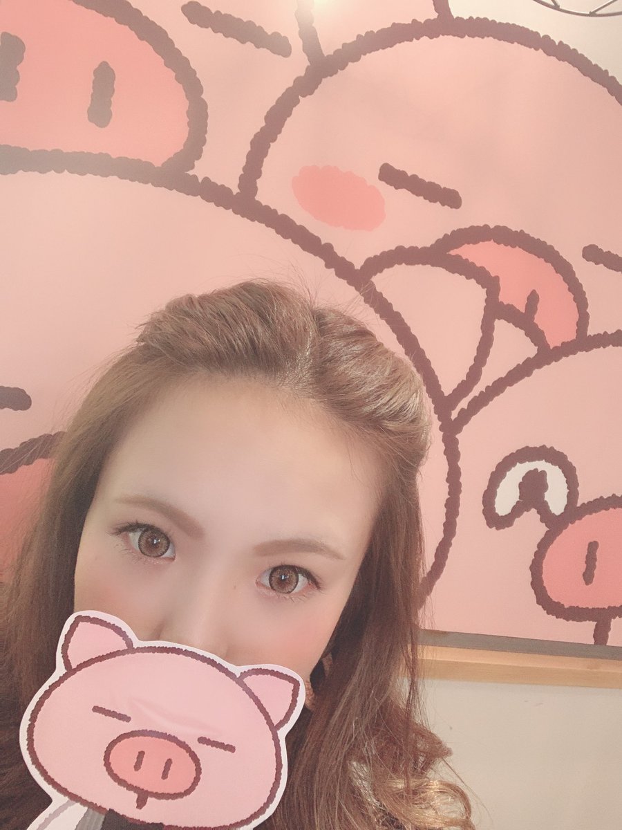 ornonchan's tweet photo. ぶたたやっぱり可愛い♥️
#ぶたた
#ぶたたカフェ
#原宿
#貸し切り
#ディナー https://t.co/BxuXBGkXtM