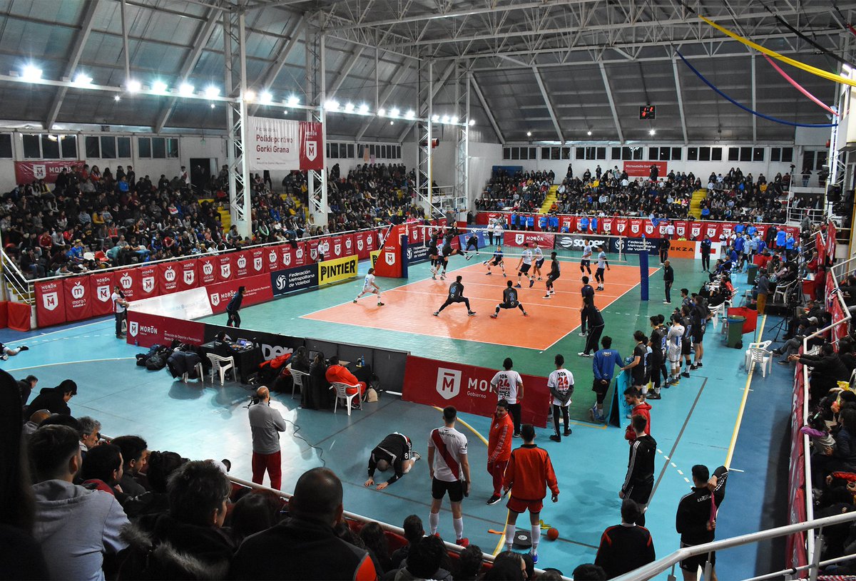CANCHA LLENA
Si así de repleto estuvo el Microestadio del Gorki Grana para las semifinales de vuelta de la División de Honor de <a href="/metrovoley/">FMV</a> ¿Cómo va a estar para la primera final el 6 de agosto? <a href="/RiverVoley/">River Plate Voley</a> y <a href="/lomasvoley/">Lomas Vóley</a> vienen por la gloria a Morón.

<a href="/DonDerrouse/">Martín De Rose</a> @falavoley