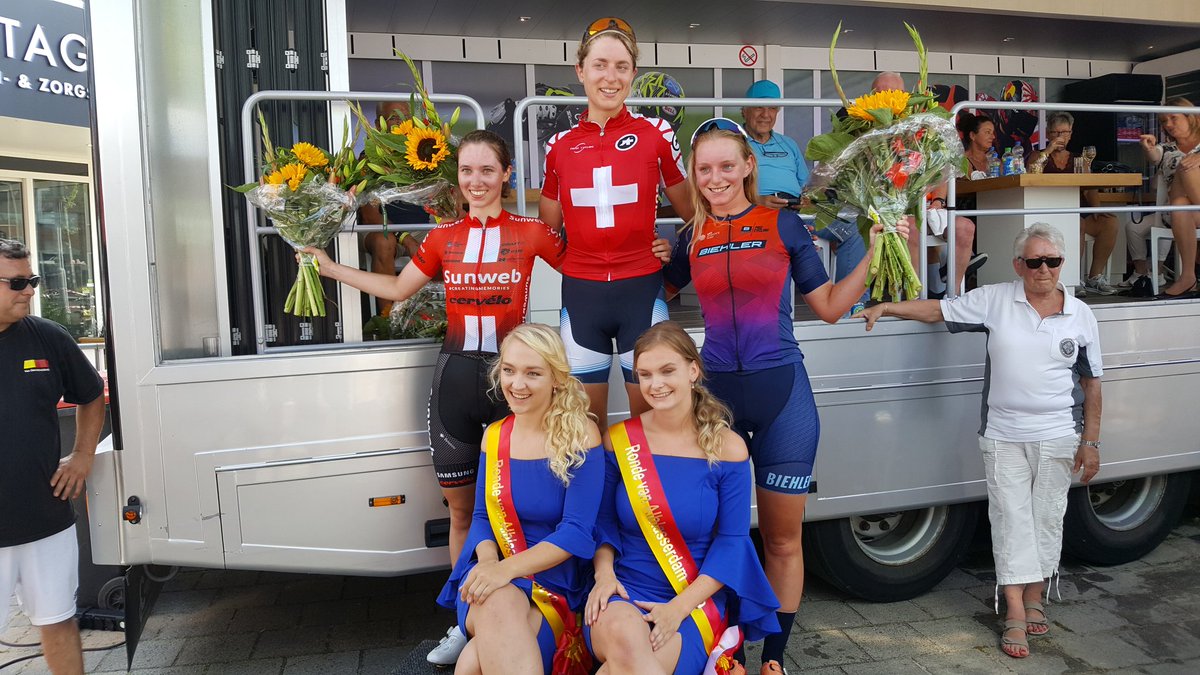 AriejanBoon's tweet photo. De dameskoers van @rondealblassdam kent een internationaal podium: 1e werd Marlen Reusser uit Zwitserland, 2e Pfeiffer Georgi uit Groot-Brittannië en 3e Merel Hofman uit Bleiswijk. https://t.co/wSZkFhUPFs