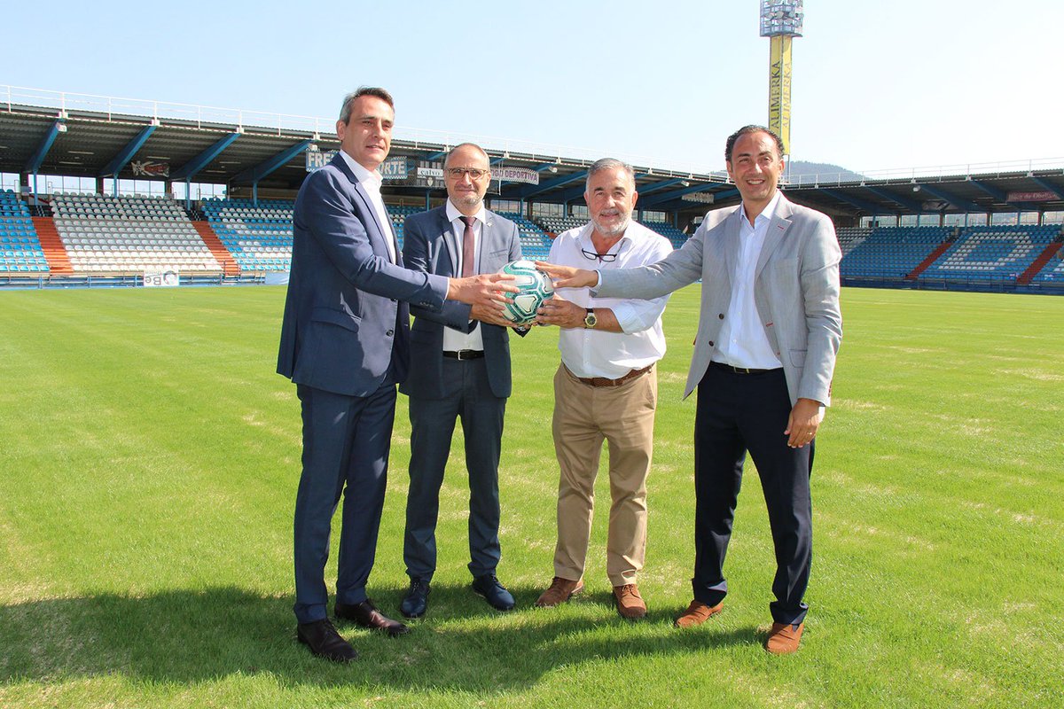 AytoPonferrada's tweet photo. La Liga @LaLiga entrega un balón oficial al alcalde como bienvenida de Ponferrada a la lista de ciudades con equipo en Segunda División. +info: https://t.co/I9ELJAP3G4 https://t.co/UUGpJ8GZ3l