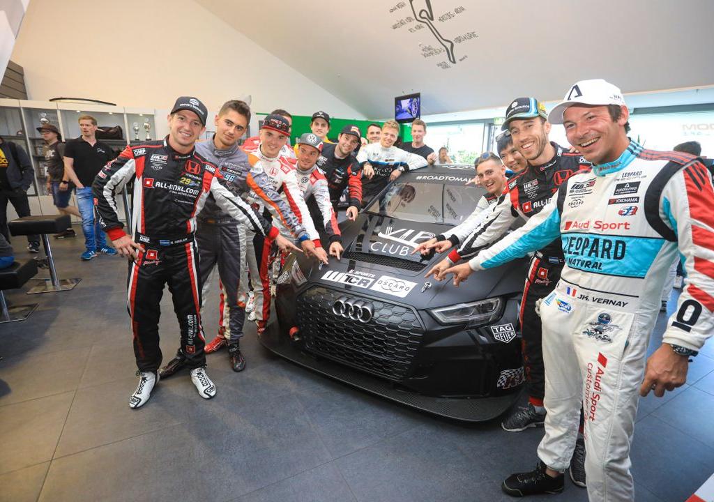 RaceRoom tweet media