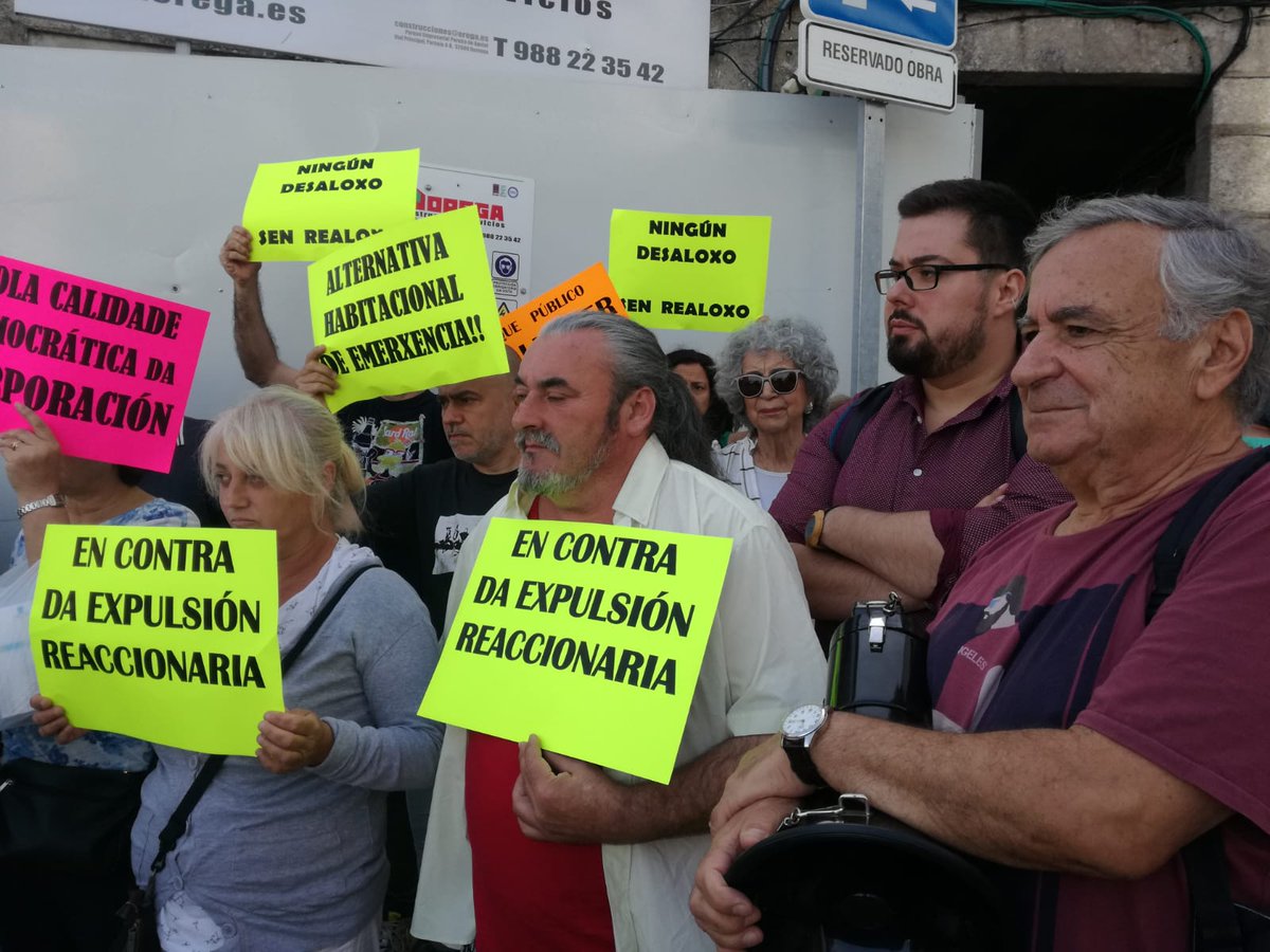 OsNinguens's tweet photo. Graciñas por asistir hoxe a mostrar repulsa pola xestión do conflicto do Barrio do Cura en #Vigo. Triste semana antisocial na cidade "fermosa". Con @favecvigo 
@bngvigo @contradiscurso @MareaVigo @pau_qa @Oriana_Mendez_ @PAHVigoTui @RSP_Vigo @odscoia @NoticiasdeVigo @XornalVigo https://t.co/4JBVg6uRTB