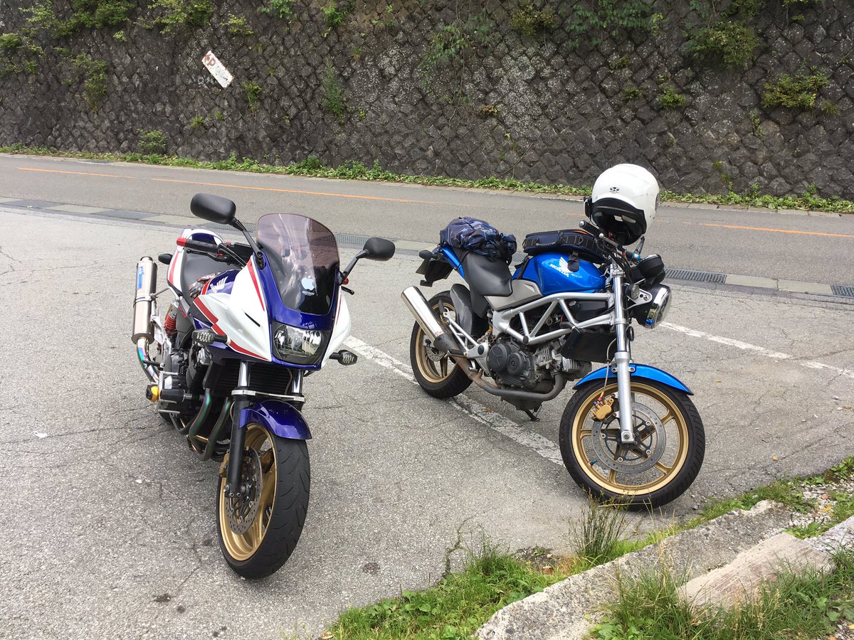 koichi_is's tweet photo. 📢🔊🎤ビルが立ち並ぶ景色は一変/木々が醸し出す空気は新鮮/疲れを癒すは温泉/やって来たぜ奥多摩ツーリング/ほどよい避暑地でCooling/トリコロールのボルドールは先輩の相棒/隣のVTRは俺の相棒…チェケラ！！🤘😎🤘 https://t.co/Yrixl1Ri8y