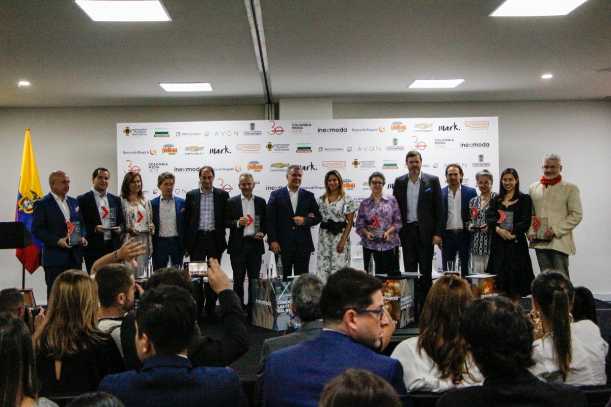 flaenlinea's tweet photo. En el evento de inauguración de #ColombiaModa nuestro gerente Iván Correa Calderón recibió un reconocimiento por parte de @INEXMODA por los 100 años que cumplió La Fábrica de Licores de Antioquia.

#100AñosSoñandoEnGrande https://t.co/e6lViPAHco