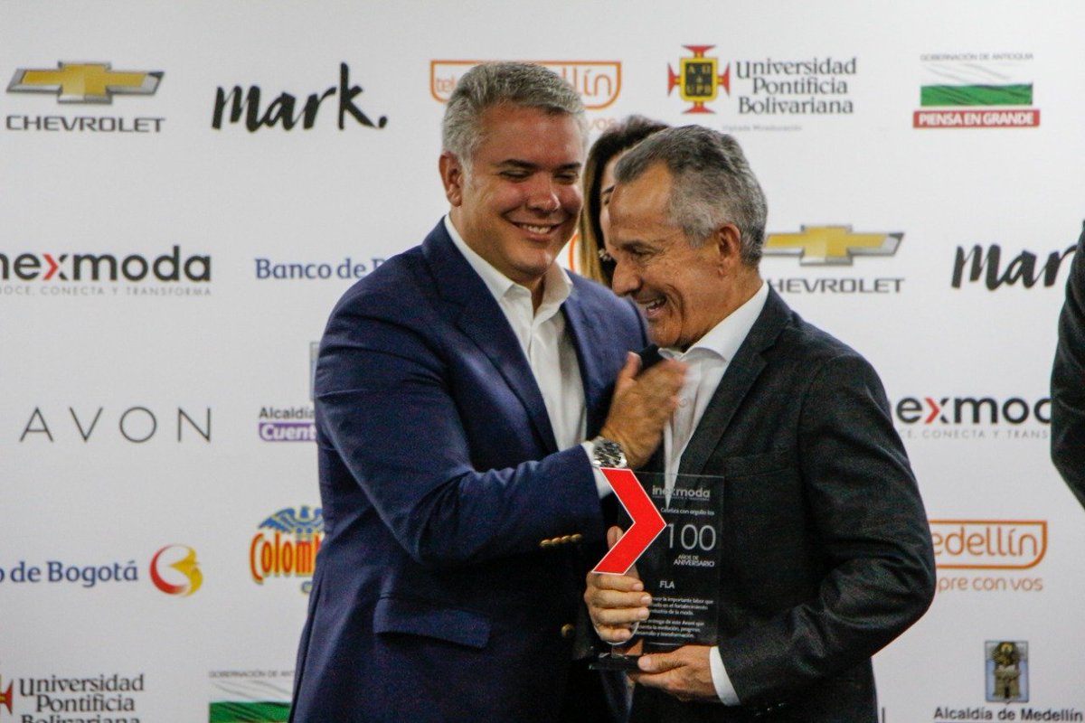 flaenlinea's tweet photo. En el evento de inauguración de #ColombiaModa nuestro gerente Iván Correa Calderón recibió un reconocimiento por parte de @INEXMODA por los 100 años que cumplió La Fábrica de Licores de Antioquia.

#100AñosSoñandoEnGrande https://t.co/e6lViPAHco