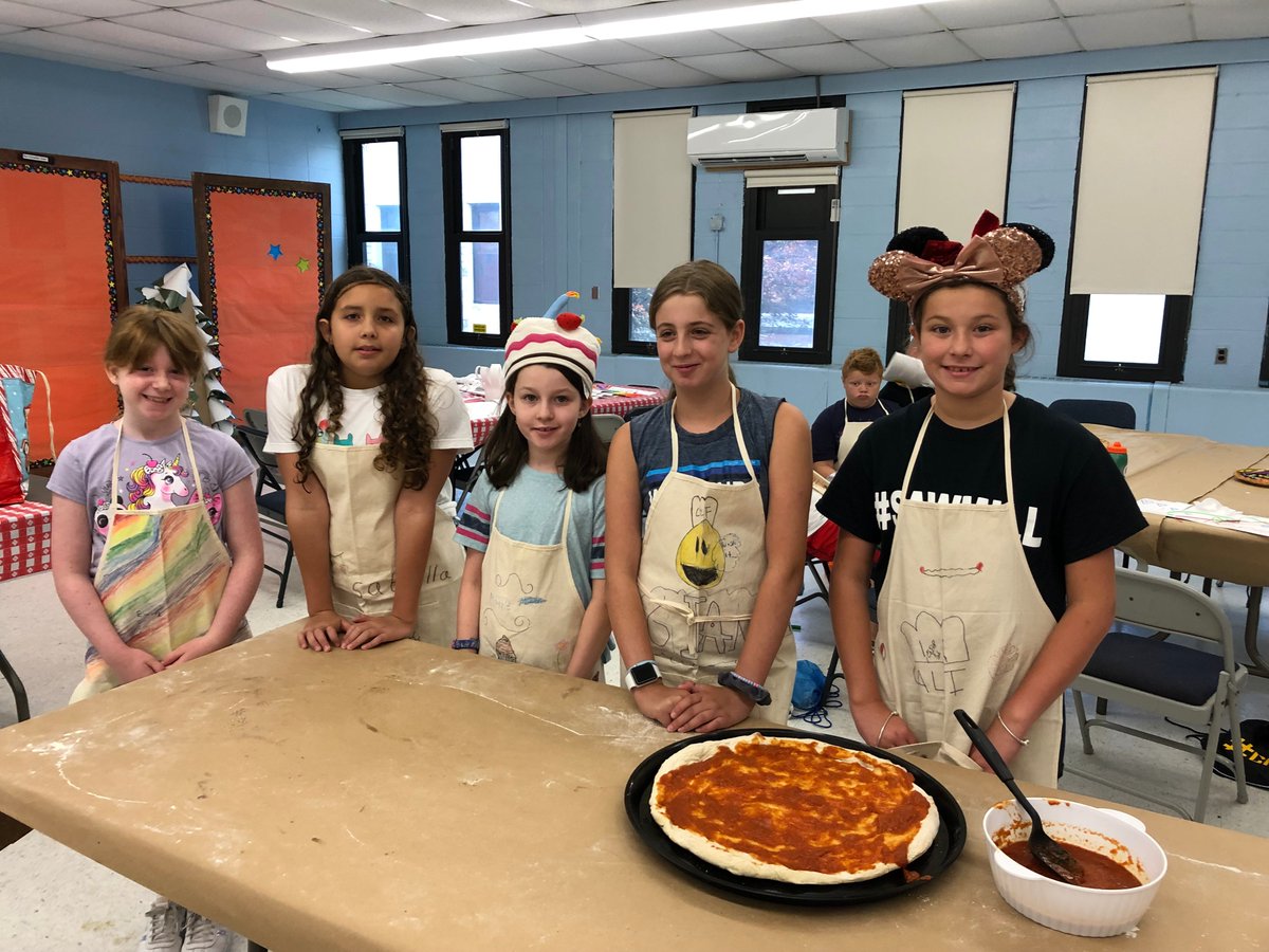 CommackSchools's tweet photo. Commack Scope exploring their taste buds making pizza like true chefs! #MackSummer #GourmetPizza https://t.co/fGLetkchP4