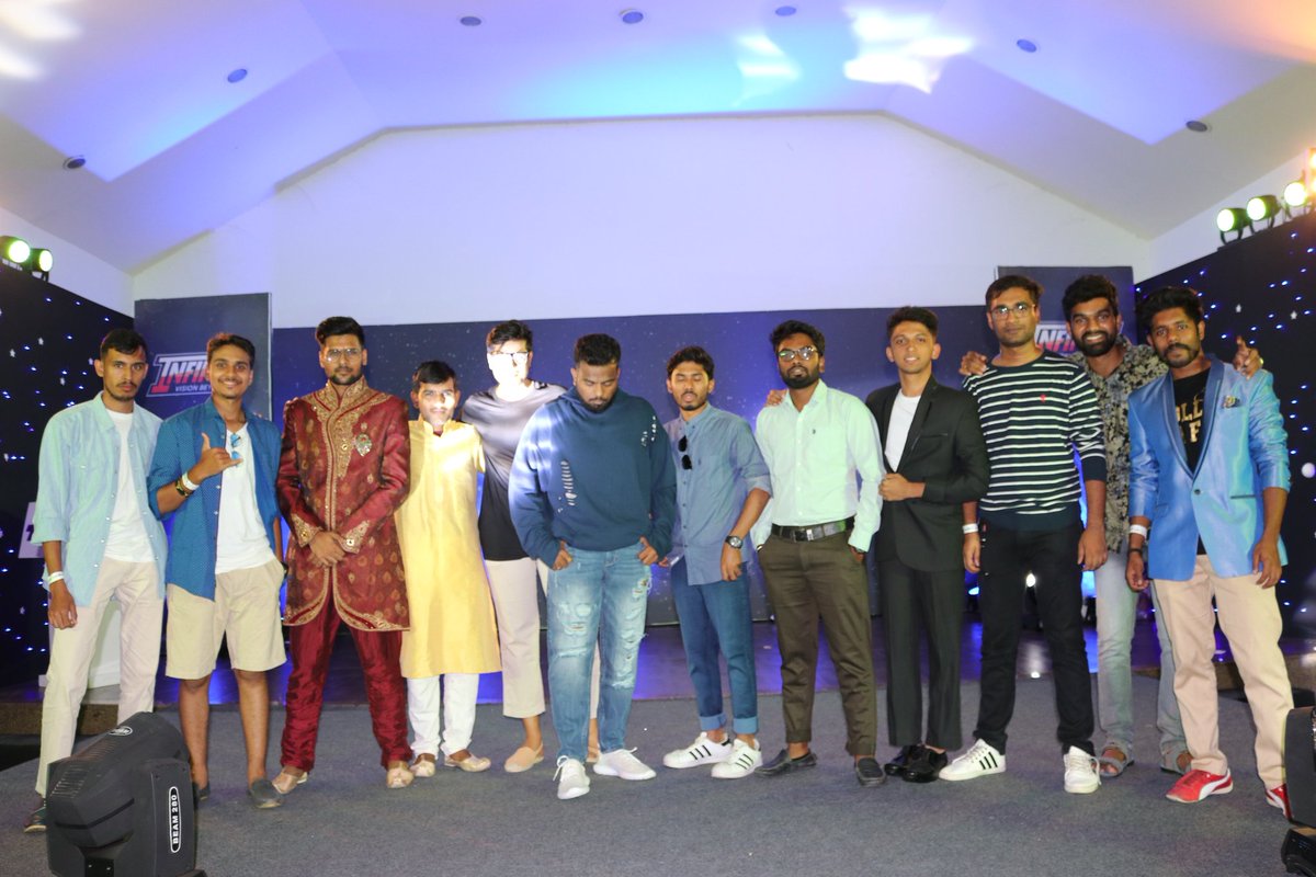 HelloTimTim's tweet photo. Ramp walk with the team 'All single boys' 🚶🚶
#vinestreet #recomended #comedyvideo #funnystory #funny https://t.co/rnpCWHNKmx