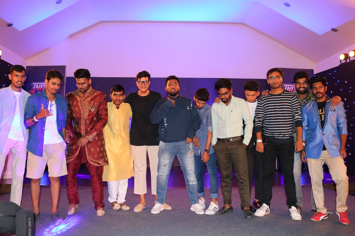 HelloTimTim's tweet photo. Ramp walk with the team 'All single boys' 🚶🚶
#vinestreet #recomended #comedyvideo #funnystory #funny https://t.co/rnpCWHNKmx