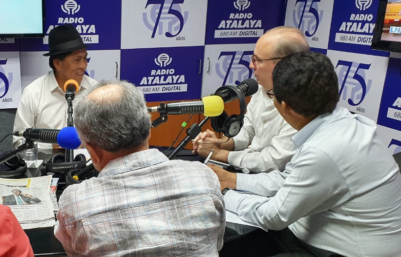 AguaEc's tweet photo. "Desde el Gobierno Nacional existe el interes y la decisión de trabajar por obras como el Sistema de Alcantarillado para #Guayaquil que garantizan la salud y bienestar de los ciudadanos" @HumbertoCholang en @680radioatalaya. #AguaParaTodos https://t.co/ykMbWUQFBV