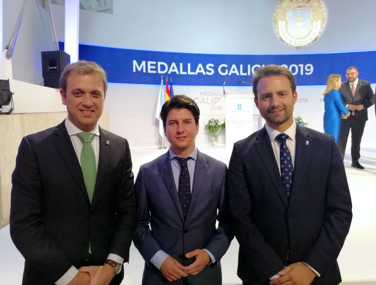 Pablo_Pire's tweet photo. 🔵 En el acto de entrega de las Medallas de Galicia, donde este año el presidente @FeijooGalicia ha impuesto el reconocimiento a Javier Fernández y Juan Vicente Herrera. 

➡️ Es importante seguir trabajando en la alianza de nuestras CCAA, con los objetivos comunes que nos unen. https://t.co/TaJLBiAwSl
