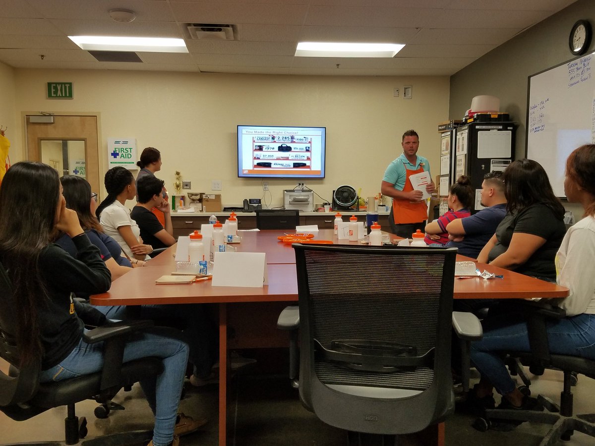 MsKathyASDS555's tweet photo. OPS Justin and DS Rubi tag teaming the orientation this morning! He is the 8th ASM who has cut his orientation teeth with meπ€! They are doing great! #Gettingthemready #ManagerTraining #Whenthebossisaway #cantstopwontstop #Triplenickelfinest https://t.co/6a24EjqXTv