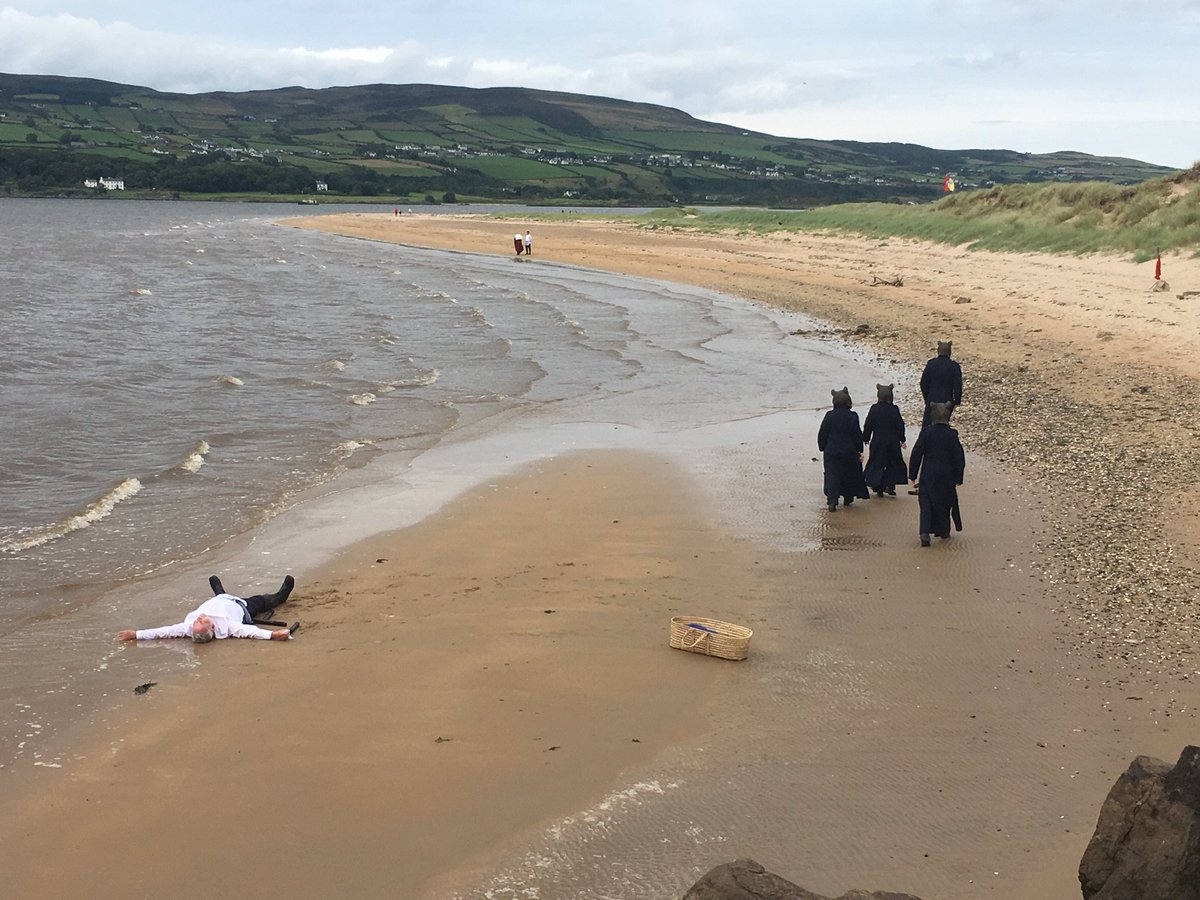 MMaryMcKenna's tweet photo. Bears slaughtering Antigonus #shakingthetale #shakespeare #magilligan #winterstale @EaragailArts #Bohemia (@marxculture) https://t.co/VSuzOtCbid