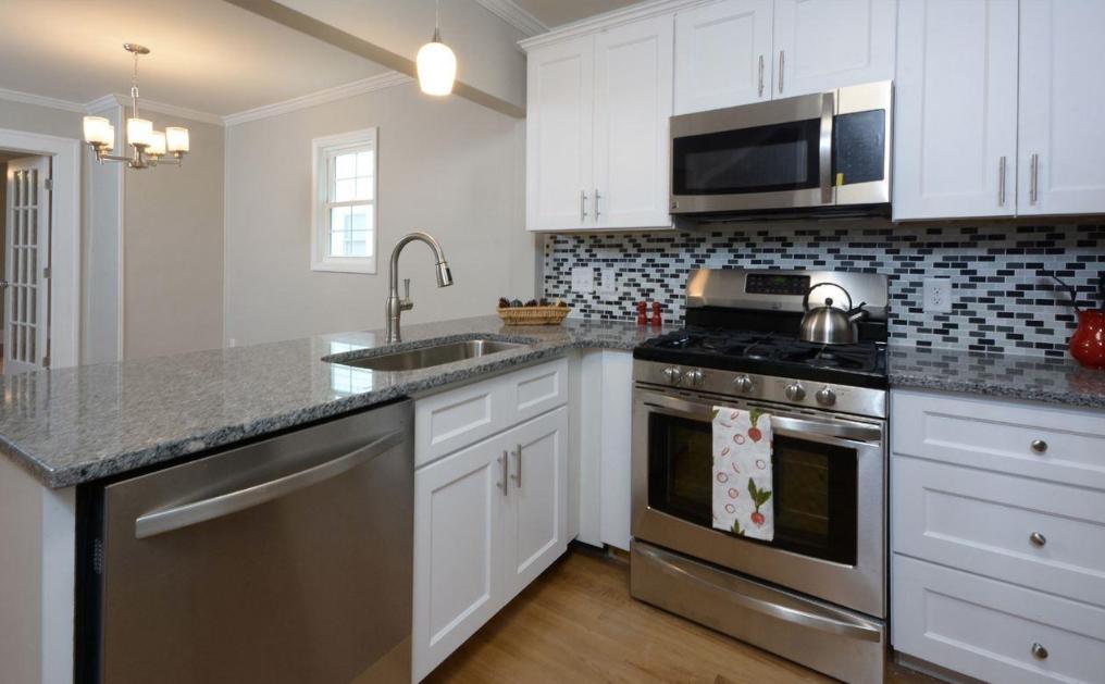 RealtyDoug's tweet image. 1102 Carroll St. features this lovely kitchen with new cabinets and granite countertops! 

🏠 → bit.ly/1102carroll