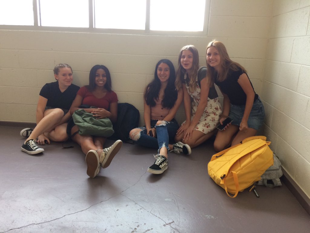 Rid4tchrs's tweet photo. Welcome back Bulldogs!  Let the learning begin!#QCLeads #GoBulldogs #Back2School https://t.co/Wrhj2zsTx1