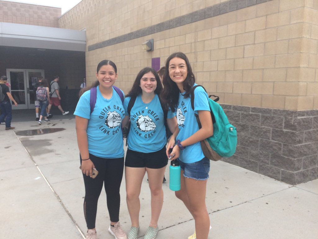 Rid4tchrs's tweet photo. Welcome back Bulldogs!  Let the learning begin!#QCLeads #GoBulldogs #Back2School https://t.co/Wrhj2zsTx1