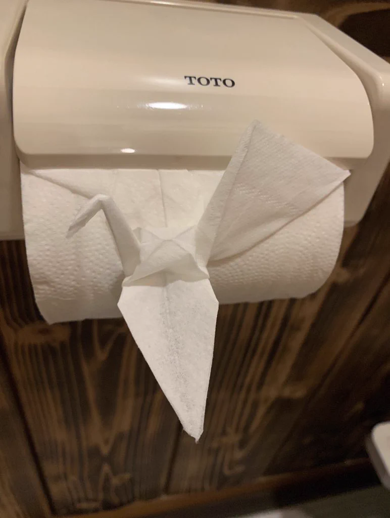 トイレットペーパーが鶴になっている！！！クオリティ高すぎて使えないwww