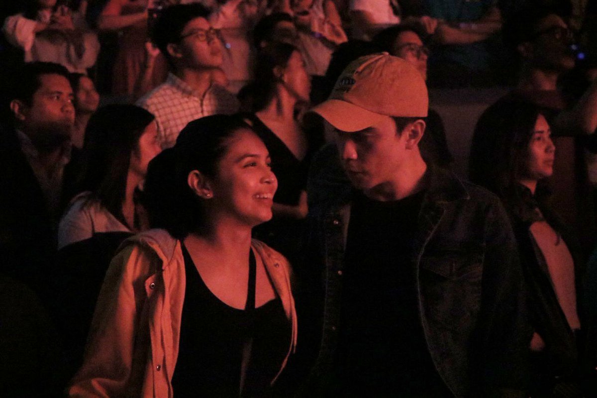 MOAArena's tweet photo. When you try to get the crowd's feels and spot one of the best at the #MalibuNightsMNLDay2!!!
#SpottedAtMOAArena: @mainedcm and @arjoatayde!!!
#LANYAtMOAArena
#MalibuNightsMNL https://t.co/iLlSUYyZS0