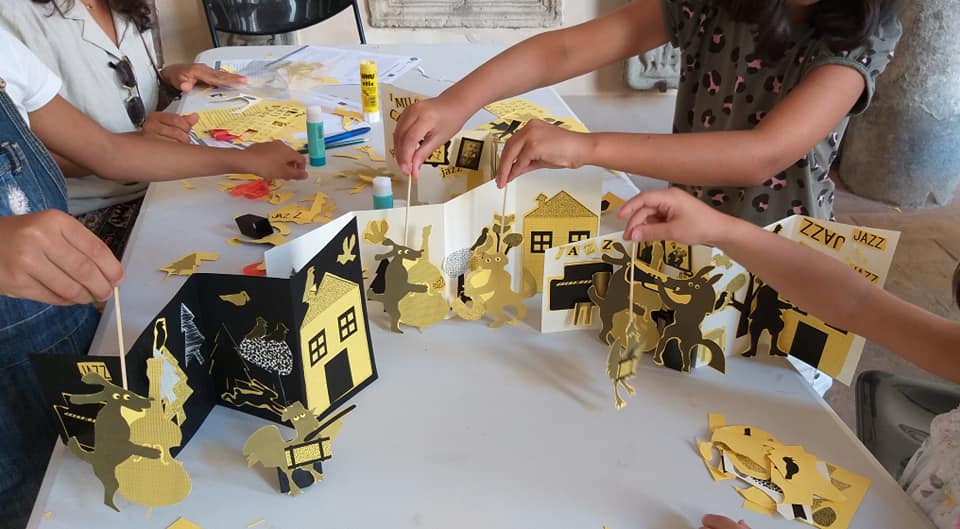 logopsycom's tweet photo. Voici de bien jolies photo des ateliers créatifs sur le thème du jazz par #GrimmSisters ! 🎷🎺🎻
Grâce à des éléments de mise en scène, on peut apprendre aux plus jeunes à s'exprimer à l'oral !
Une réalisation dans le cadre du projet @seedsoftellers
#SeedsofTellers #oralité https://t.co/Yf2yiZ5k27