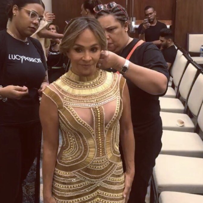 yolanditamonge's tweet photo. Cerrando el desfile de apertura del RD Fashion Week a cargo de la diseñadora dominicana @GianninaAzar 👗👠💄
#yolanditamonge #yolandita #rdfw2019 https://t.co/rJohhPWaDi