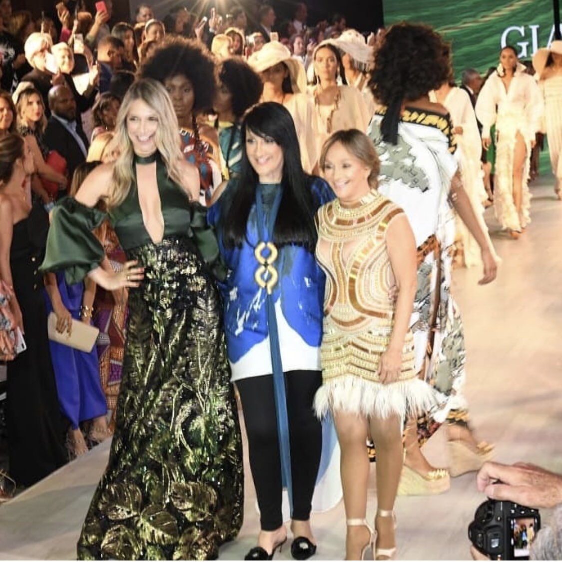 yolanditamonge's tweet photo. Cerrando el desfile de apertura del RD Fashion Week a cargo de la diseñadora dominicana @GianninaAzar 👗👠💄
#yolanditamonge #yolandita #rdfw2019 https://t.co/rJohhPWaDi