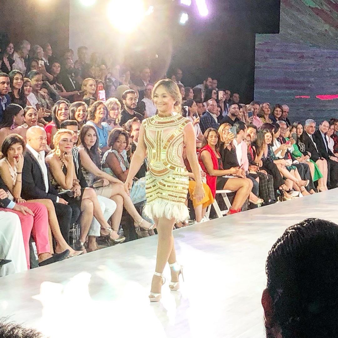 yolanditamonge's tweet photo. Cerrando el desfile de apertura del RD Fashion Week a cargo de la diseñadora dominicana @GianninaAzar 👗👠💄
#yolanditamonge #yolandita #rdfw2019 https://t.co/rJohhPWaDi