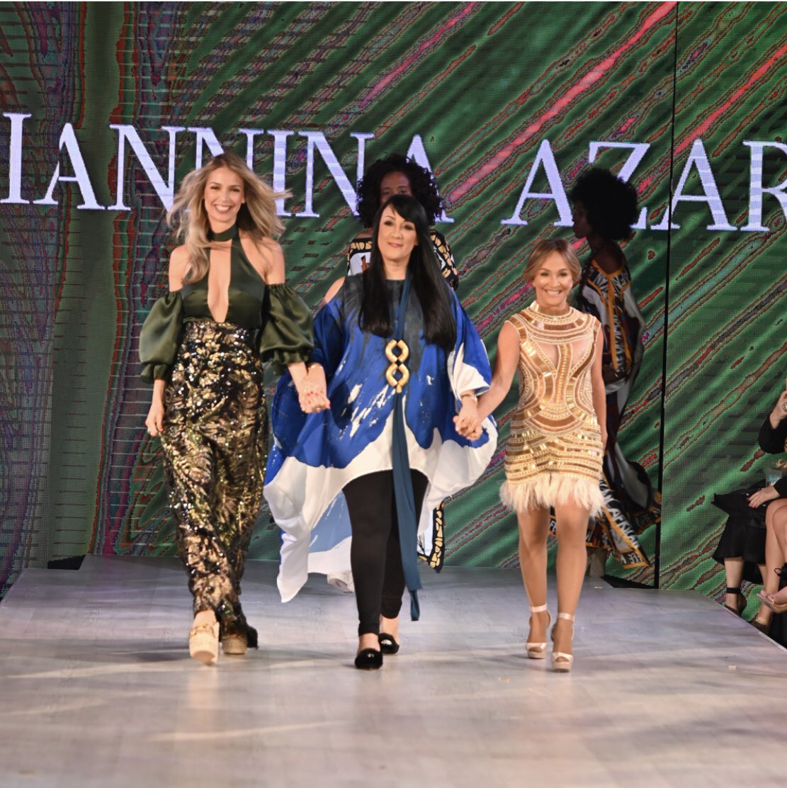 yolanditamonge's tweet photo. Cerrando el desfile de apertura del RD Fashion Week a cargo de la diseñadora dominicana @GianninaAzar 👗👠💄
#yolanditamonge #yolandita #rdfw2019 https://t.co/rJohhPWaDi