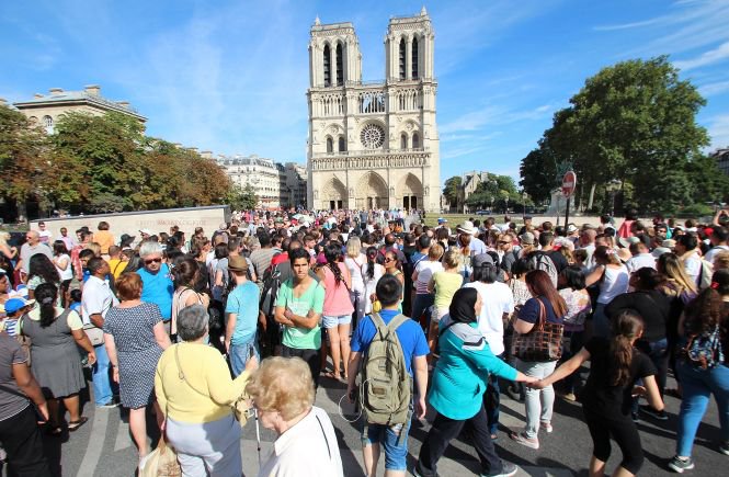экскурсия с гидом. International tourists. овертуризм венеция. Spain tourist guy. Too many tourists.