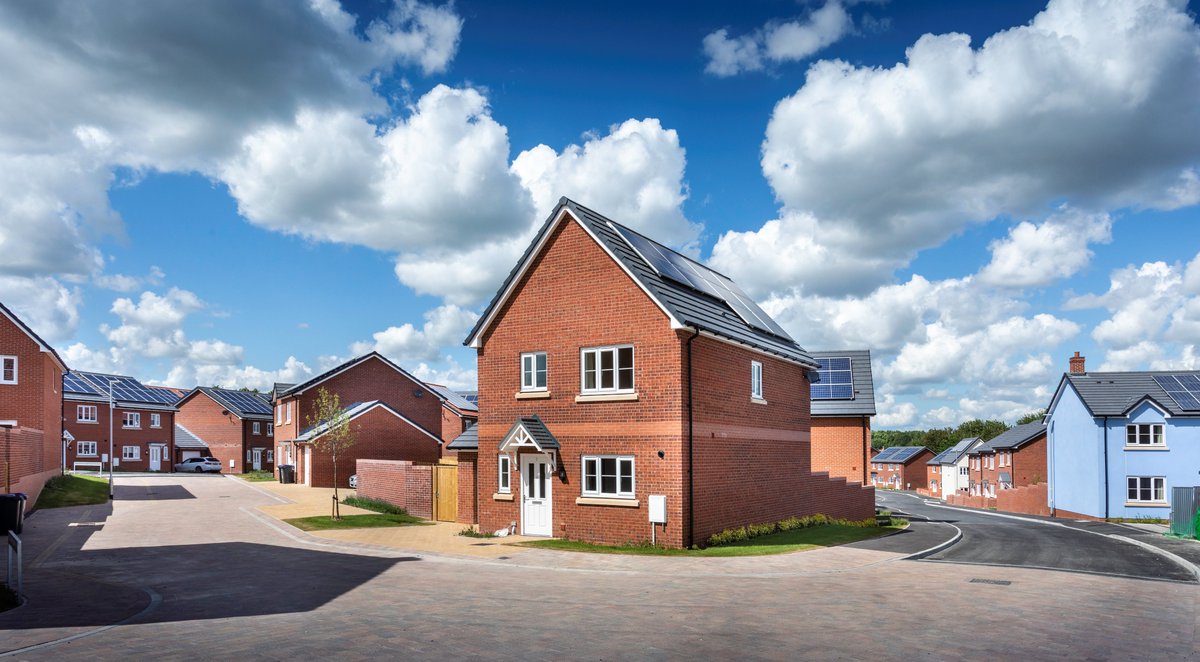 Lovell_SP's tweet photo. With the Plumer Estate complete at #Bulford SFA, families are moving in and the estate is truly coming to life. 225 modern homes for Service Family Personnel. @Lovell_SP and our partners @mod_dio @ArmyBasing and @WYG welcome you to the neighbourhood! https://t.co/zOvkNthhC7